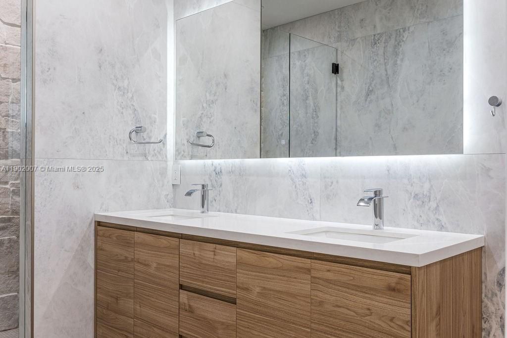 Vendido Recientemente: $1,475,000 (4 camas, 4 baños, 2326 Pies cuadrados)