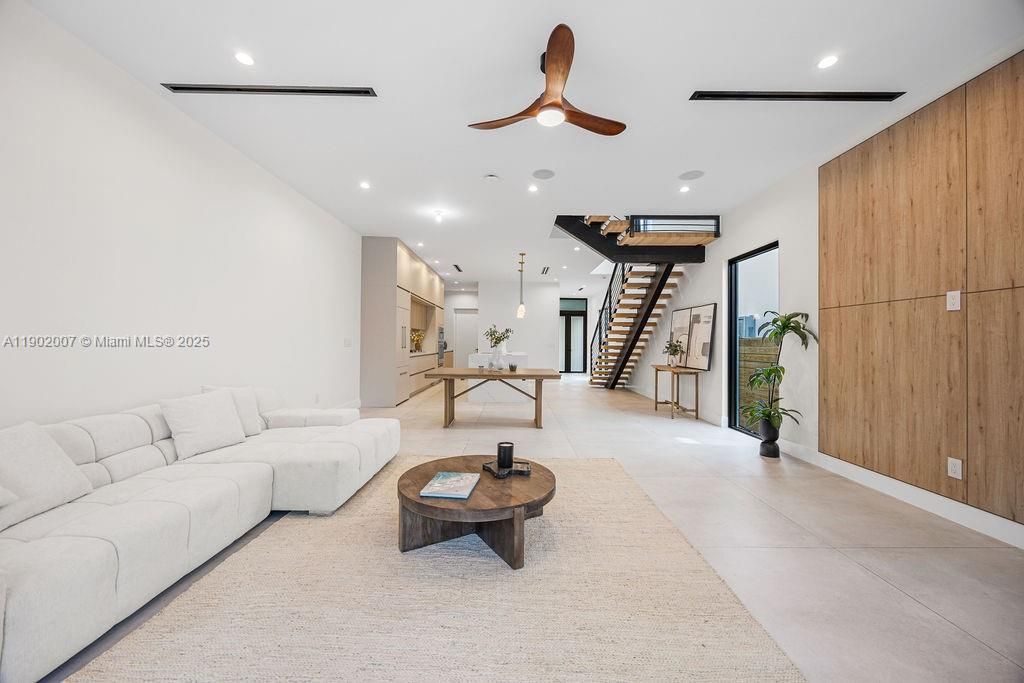 Vendido Recientemente: $1,475,000 (4 camas, 4 baños, 2326 Pies cuadrados)