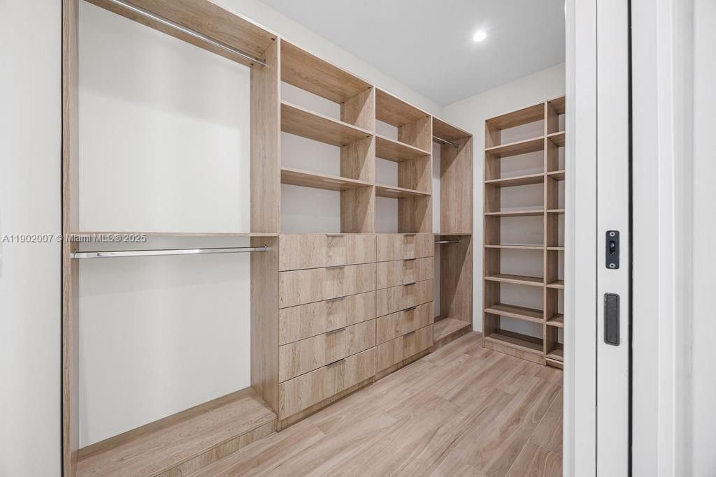 Vendido Recientemente: $1,475,000 (4 camas, 4 baños, 2326 Pies cuadrados)