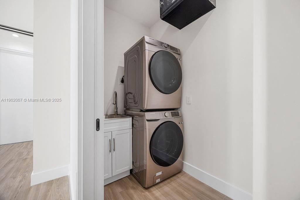 Vendido Recientemente: $1,475,000 (4 camas, 4 baños, 2326 Pies cuadrados)