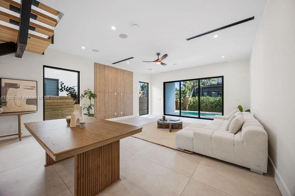 Vendido Recientemente: $1,475,000 (4 camas, 4 baños, 2326 Pies cuadrados)