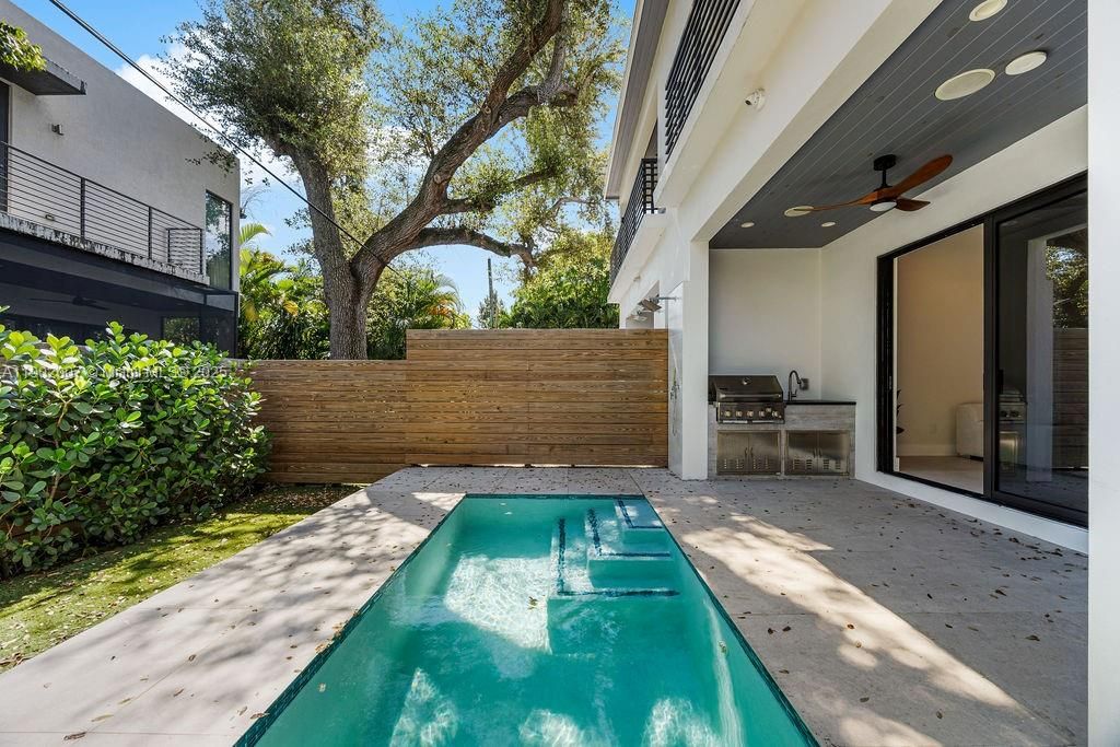 Vendido Recientemente: $1,475,000 (4 camas, 4 baños, 2326 Pies cuadrados)