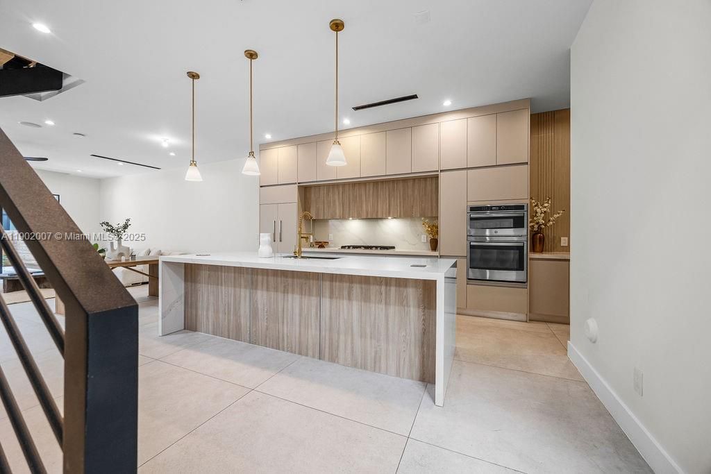 Vendido Recientemente: $1,475,000 (4 camas, 4 baños, 2326 Pies cuadrados)