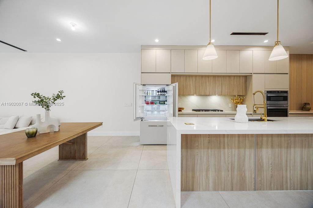 Vendido Recientemente: $1,475,000 (4 camas, 4 baños, 2326 Pies cuadrados)