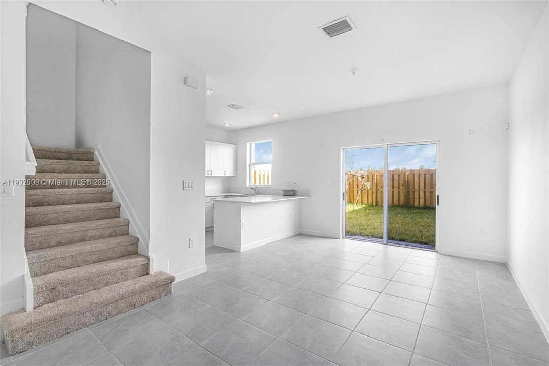 合同活跃: $2,500 (3 贝兹, 2 浴室, 1548 平方英尺)