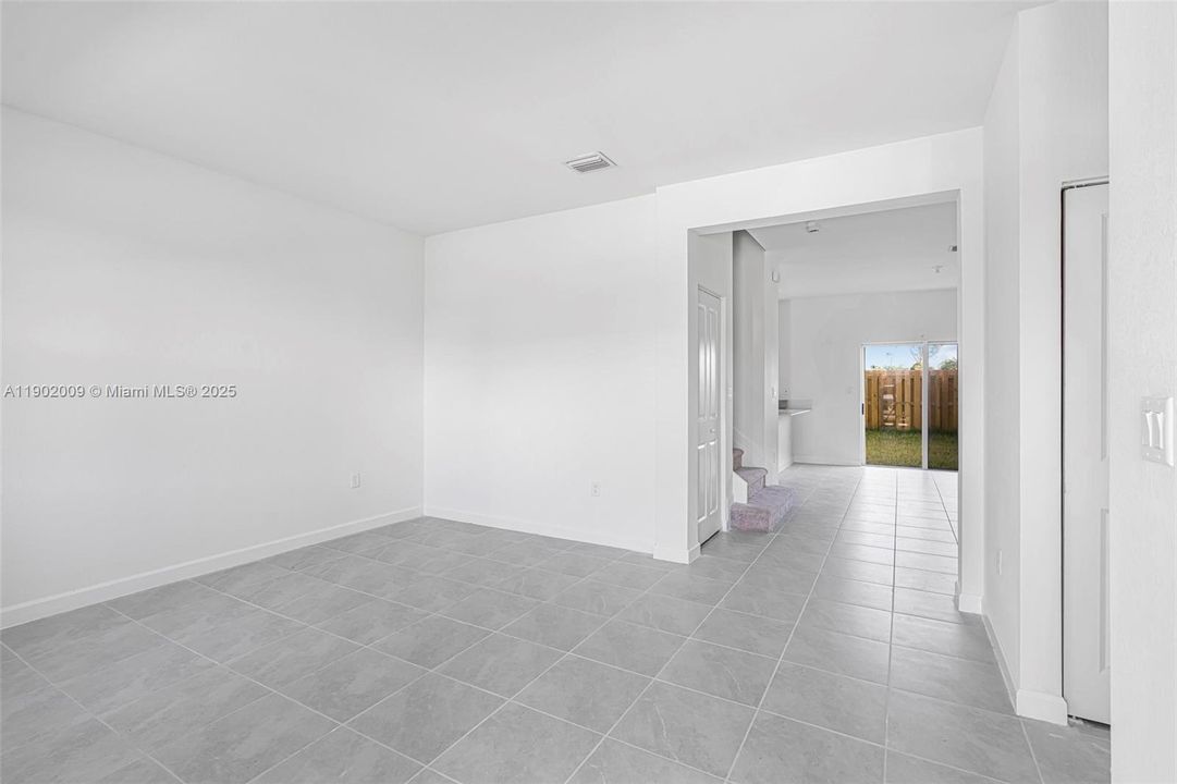 合同活跃: $2,500 (3 贝兹, 2 浴室, 1548 平方英尺)