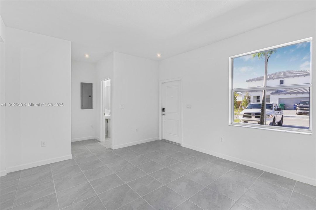 合同活跃: $2,500 (3 贝兹, 2 浴室, 1548 平方英尺)