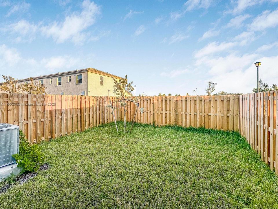 合同活跃: $2,500 (3 贝兹, 2 浴室, 1548 平方英尺)