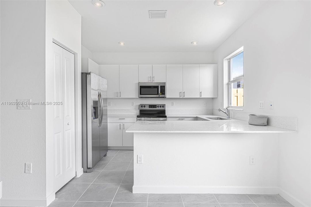 合同活跃: $2,500 (3 贝兹, 2 浴室, 1548 平方英尺)