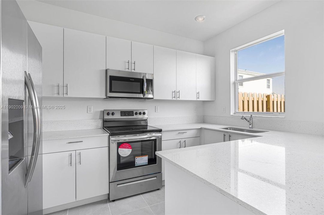 合同活跃: $2,500 (3 贝兹, 2 浴室, 1548 平方英尺)