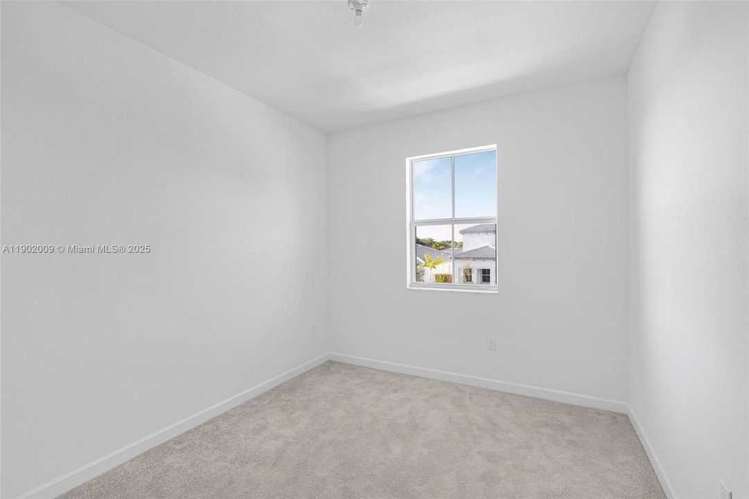 合同活跃: $2,500 (3 贝兹, 2 浴室, 1548 平方英尺)