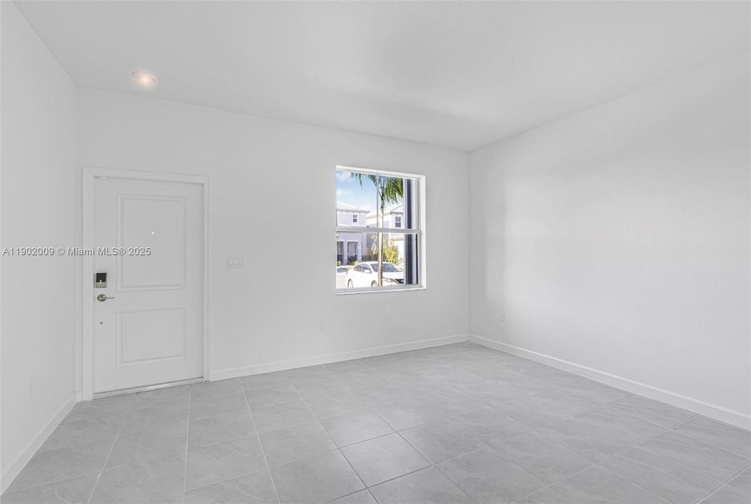 合同活跃: $2,500 (3 贝兹, 2 浴室, 1548 平方英尺)