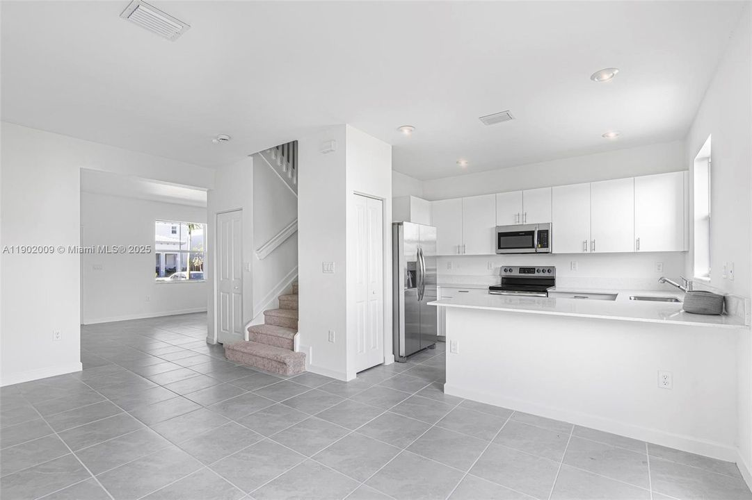 合同活跃: $2,500 (3 贝兹, 2 浴室, 1548 平方英尺)