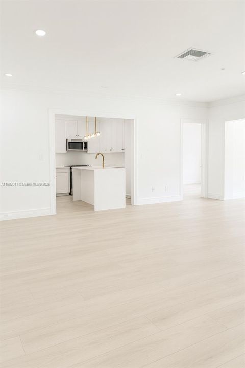 For Sale: $1,070,000 (3 beds, 3 baths, 1836 Square Feet)