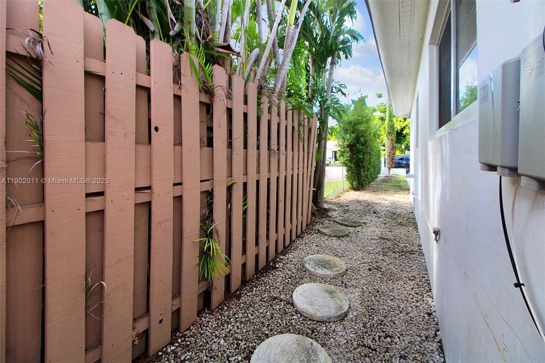 For Sale: $1,070,000 (3 beds, 3 baths, 1836 Square Feet)