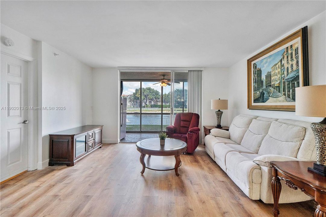 Под контрактом: $2,300 (2 спален, 2 ванн, 1469 Квадратных фут)