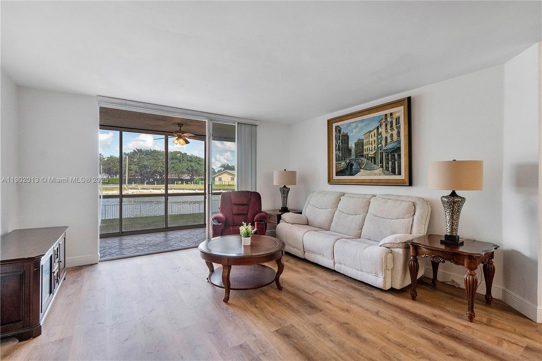 Под контрактом: $2,300 (2 спален, 2 ванн, 1469 Квадратных фут)