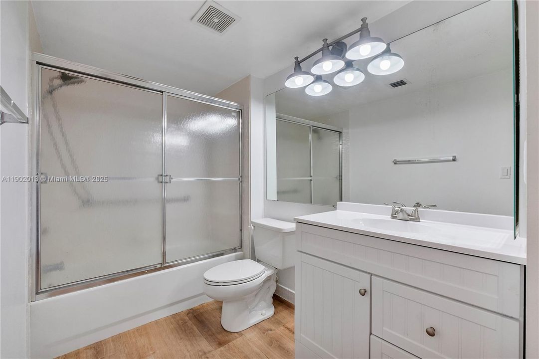 Под контрактом: $2,300 (2 спален, 2 ванн, 1469 Квадратных фут)