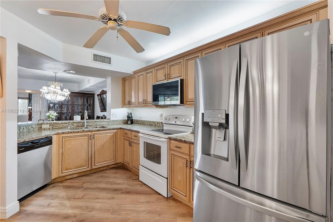 Под контрактом: $2,300 (2 спален, 2 ванн, 1469 Квадратных фут)