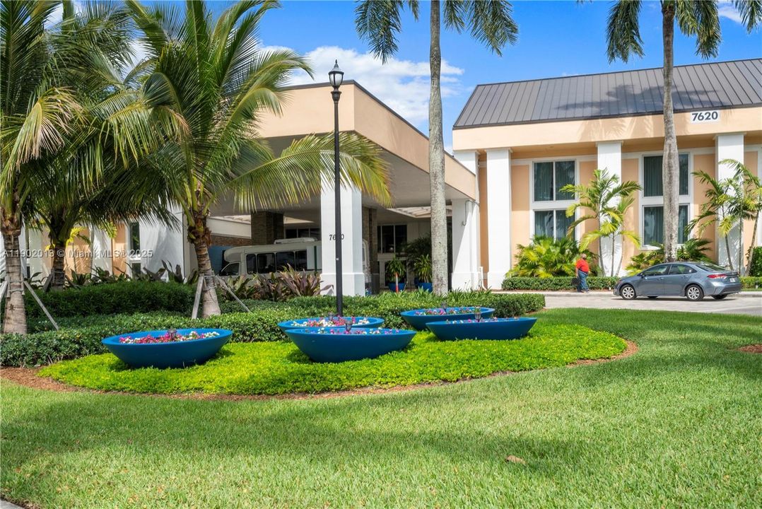 Под контрактом: $2,300 (2 спален, 2 ванн, 1469 Квадратных фут)