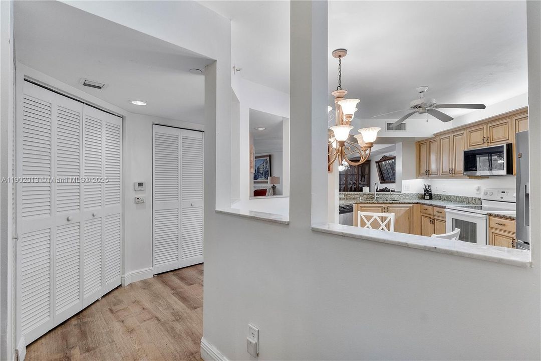 Под контрактом: $2,300 (2 спален, 2 ванн, 1469 Квадратных фут)