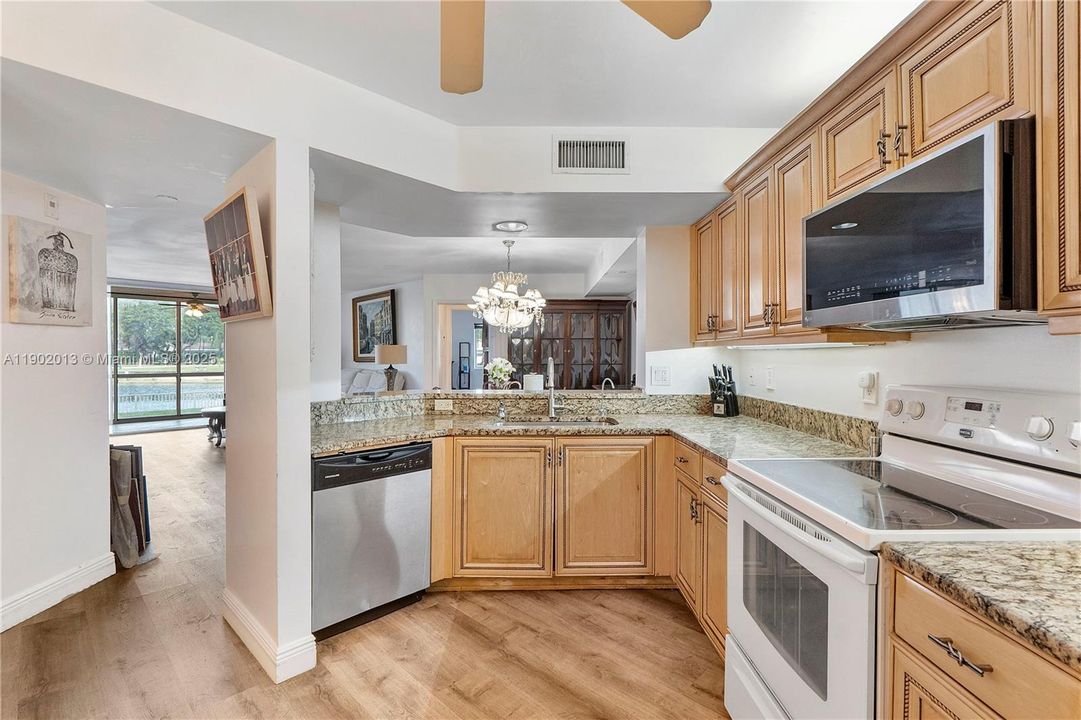 Под контрактом: $2,300 (2 спален, 2 ванн, 1469 Квадратных фут)