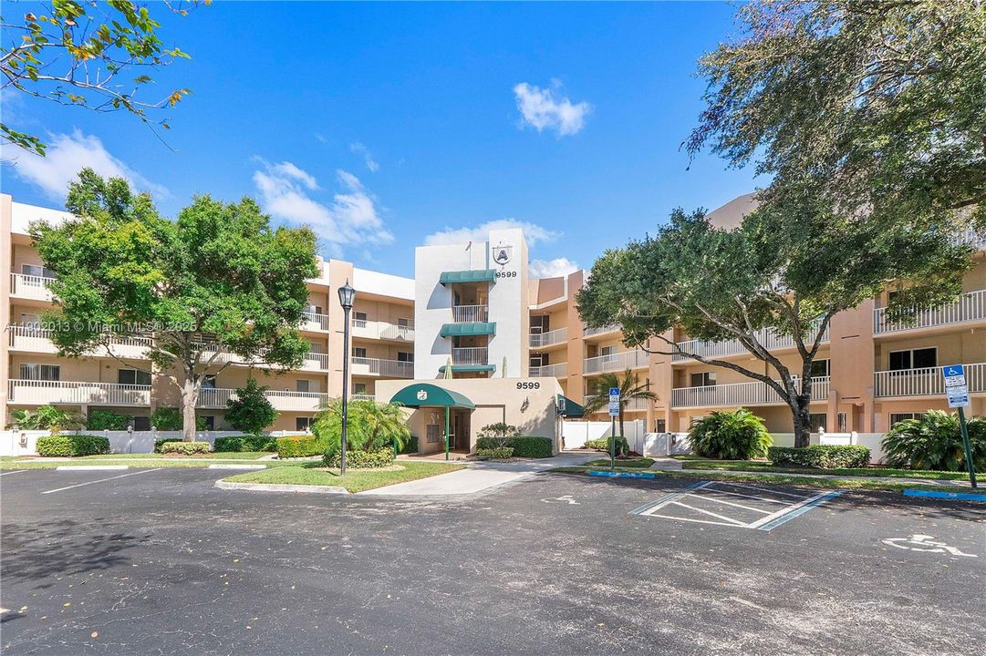 Под контрактом: $2,300 (2 спален, 2 ванн, 1469 Квадратных фут)