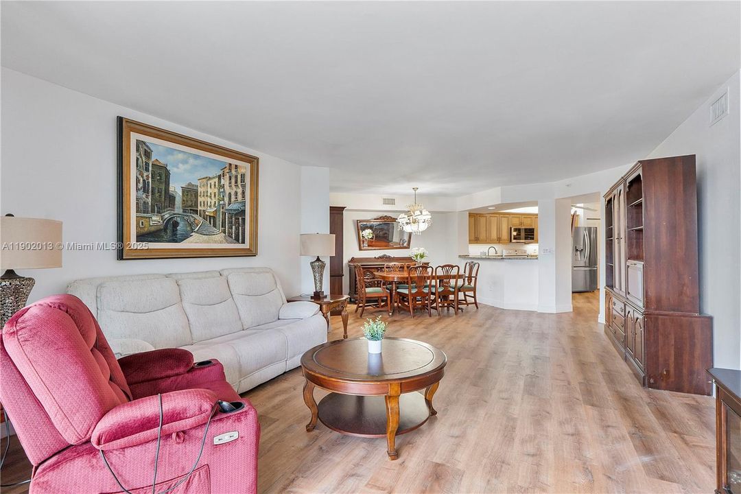 Под контрактом: $2,300 (2 спален, 2 ванн, 1469 Квадратных фут)