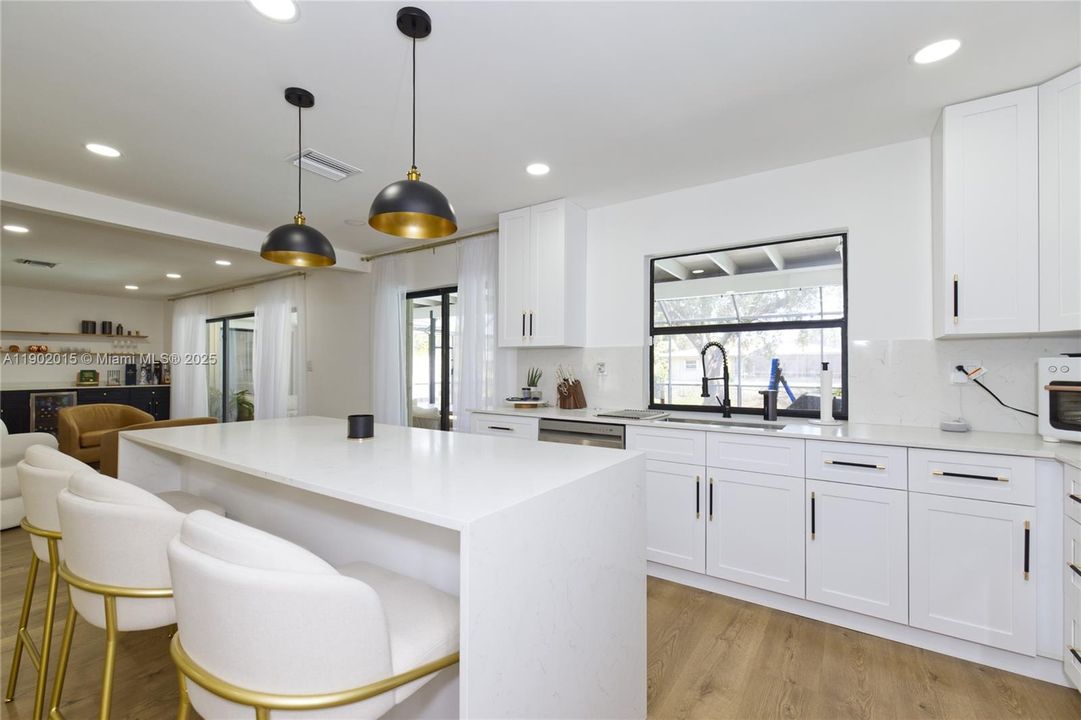 待售: $820,000 (4 贝兹, 2 浴室, 2292 平方英尺)