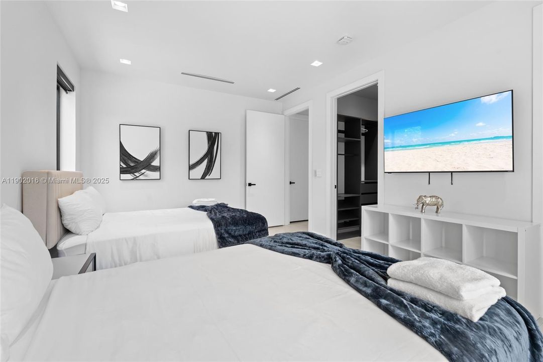 合同活跃: $1,820,000 (5 贝兹, 5 浴室, 4035 平方英尺)