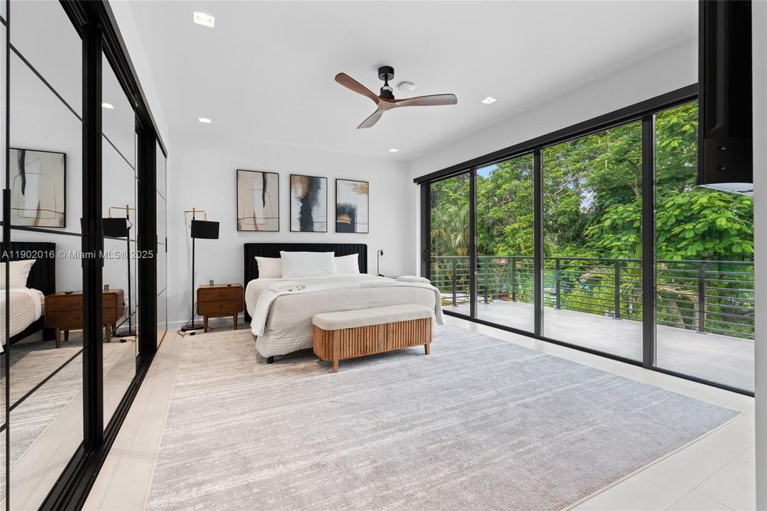 合同活跃: $1,820,000 (5 贝兹, 5 浴室, 4035 平方英尺)