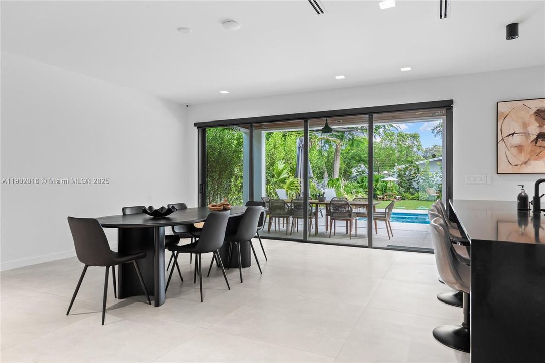 合同活跃: $1,820,000 (5 贝兹, 5 浴室, 4035 平方英尺)