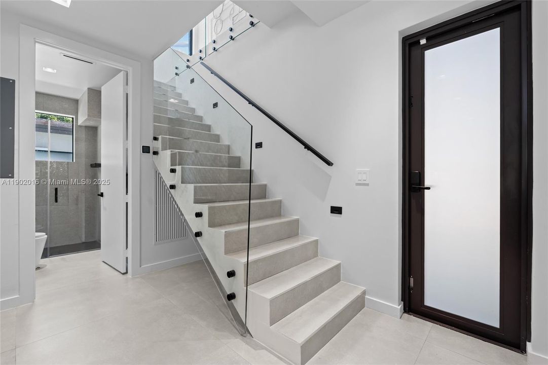 合同活跃: $1,820,000 (5 贝兹, 5 浴室, 4035 平方英尺)