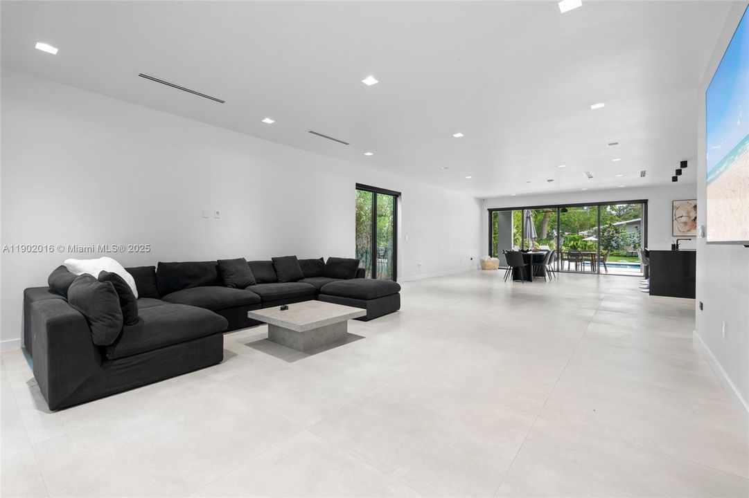 合同活跃: $1,820,000 (5 贝兹, 5 浴室, 4035 平方英尺)