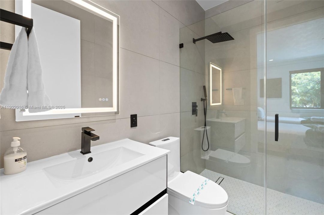 合同活跃: $1,820,000 (5 贝兹, 5 浴室, 4035 平方英尺)