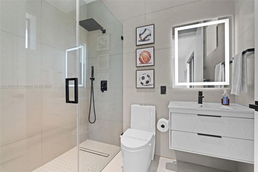 合同活跃: $1,820,000 (5 贝兹, 5 浴室, 4035 平方英尺)