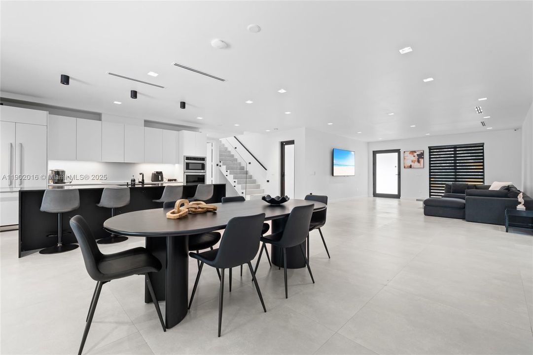 合同活跃: $1,820,000 (5 贝兹, 5 浴室, 4035 平方英尺)