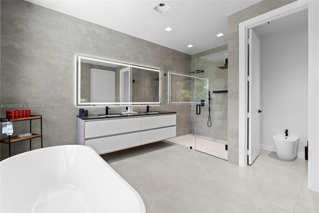 合同活跃: $1,820,000 (5 贝兹, 5 浴室, 4035 平方英尺)