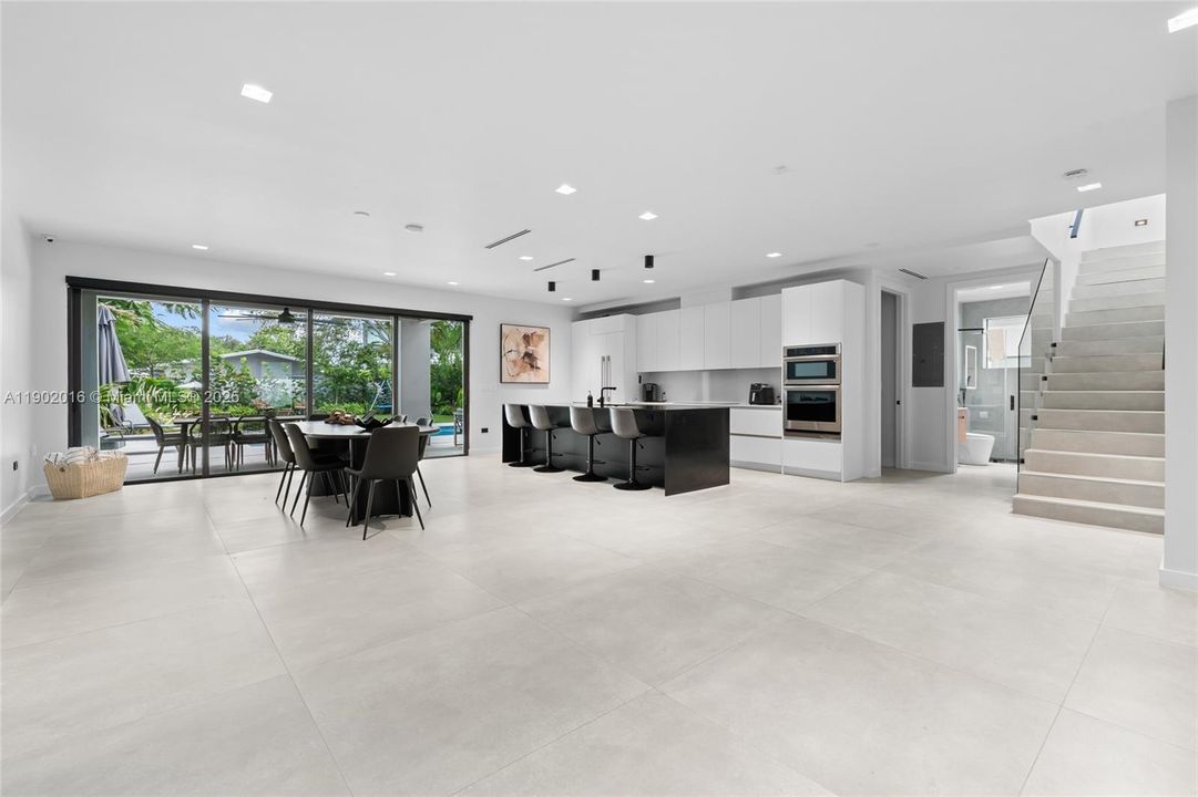 合同活跃: $1,820,000 (5 贝兹, 5 浴室, 4035 平方英尺)