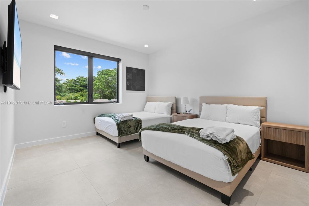 合同活跃: $1,820,000 (5 贝兹, 5 浴室, 4035 平方英尺)