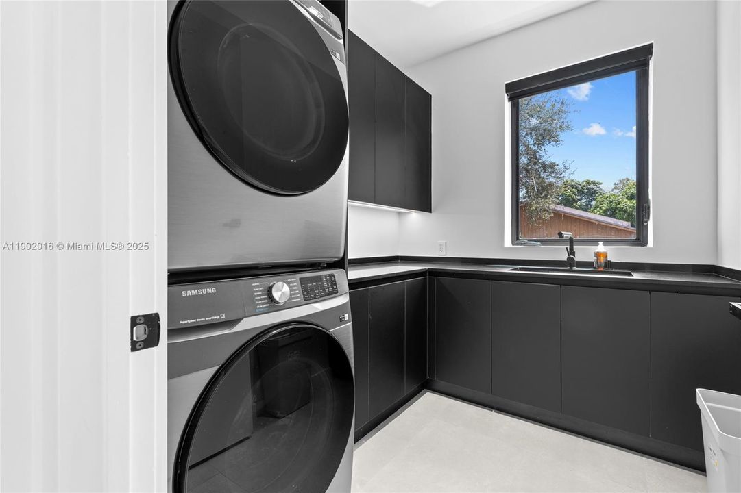 合同活跃: $1,820,000 (5 贝兹, 5 浴室, 4035 平方英尺)