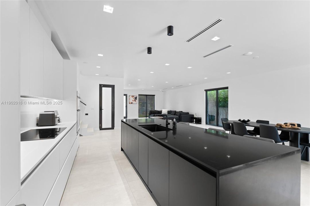 合同活跃: $1,820,000 (5 贝兹, 5 浴室, 4035 平方英尺)