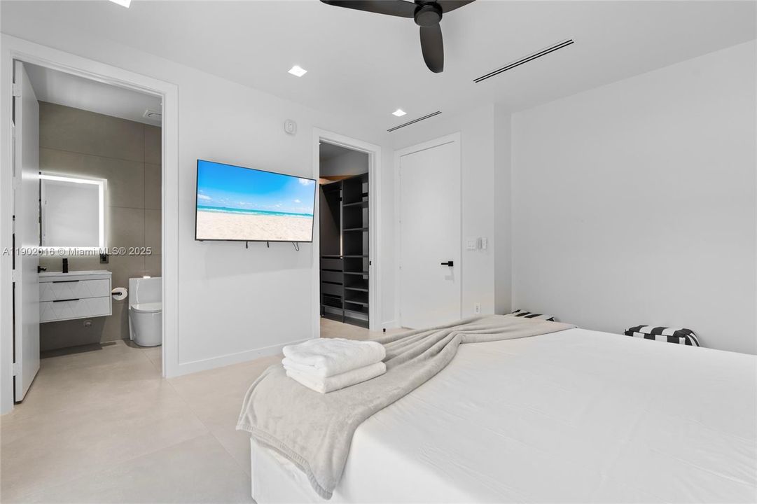 合同活跃: $1,820,000 (5 贝兹, 5 浴室, 4035 平方英尺)