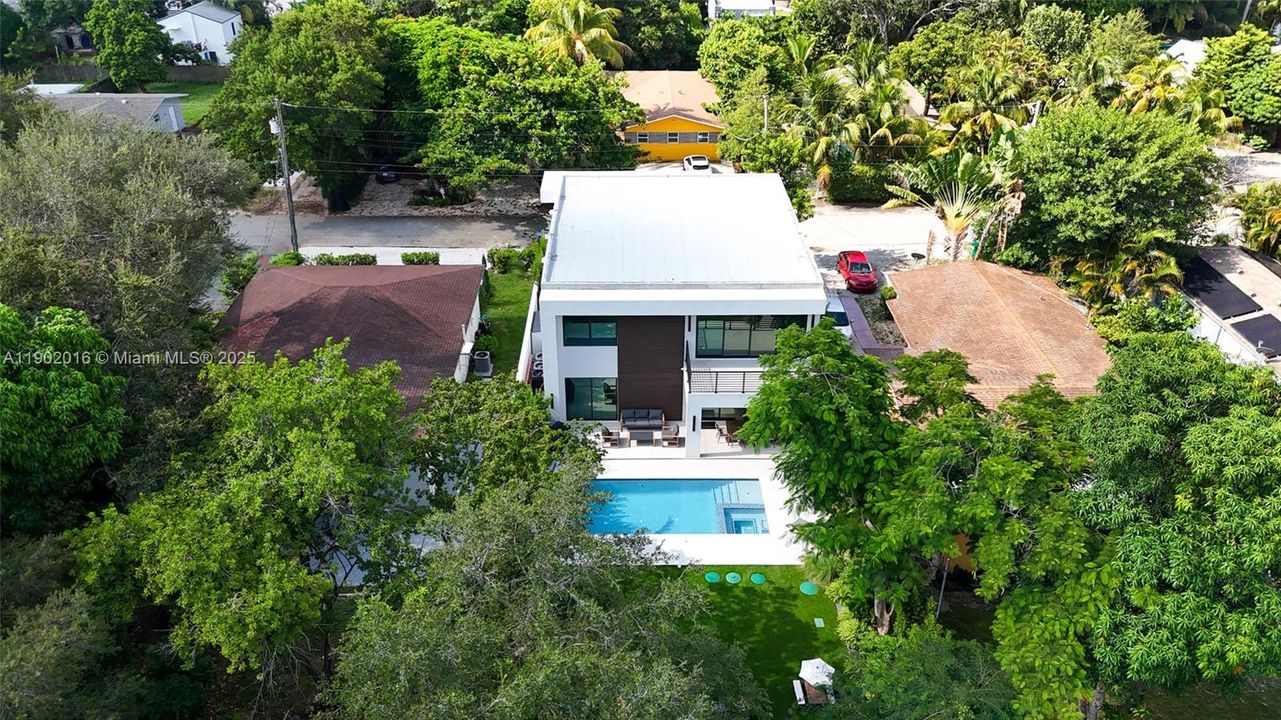 合同活跃: $1,820,000 (5 贝兹, 5 浴室, 4035 平方英尺)