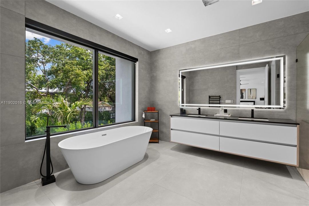 合同活跃: $1,820,000 (5 贝兹, 5 浴室, 4035 平方英尺)