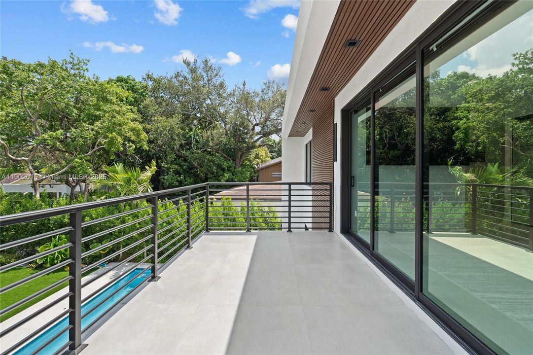 合同活跃: $1,820,000 (5 贝兹, 5 浴室, 4035 平方英尺)