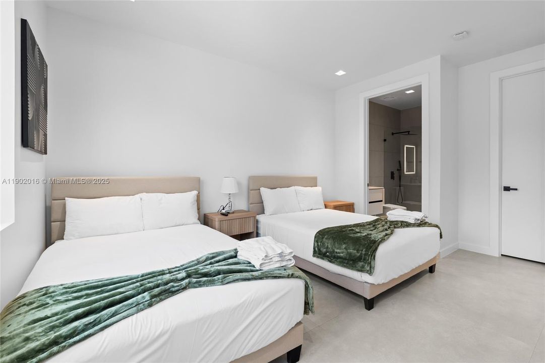 合同活跃: $1,820,000 (5 贝兹, 5 浴室, 4035 平方英尺)