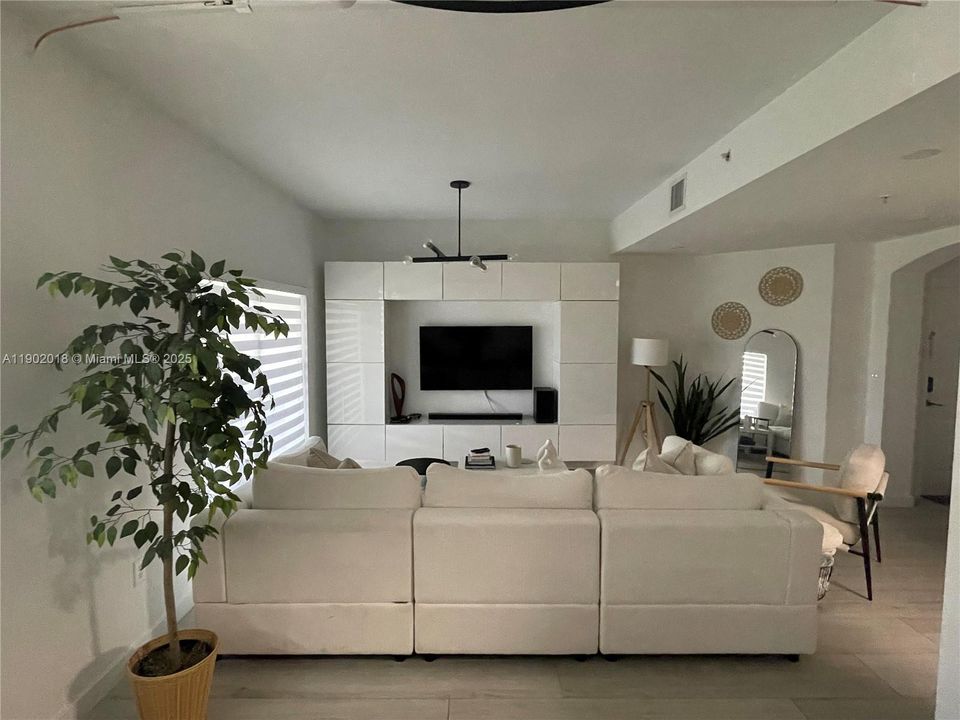 For Rent: $2,850 (3 beds, 2 baths, 1207 Square Feet)