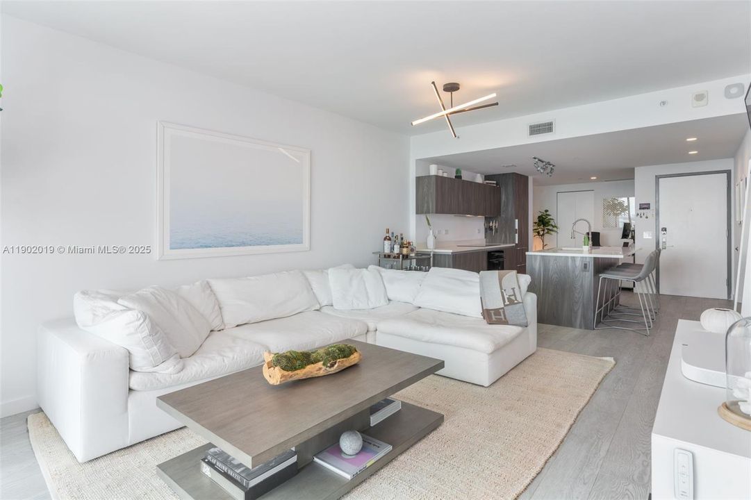 For Sale: $865,000 (1 beds, 1 baths, 959 Square Feet)