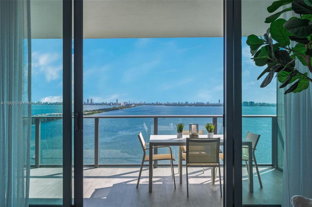 For Sale: $865,000 (1 beds, 1 baths, 959 Square Feet)